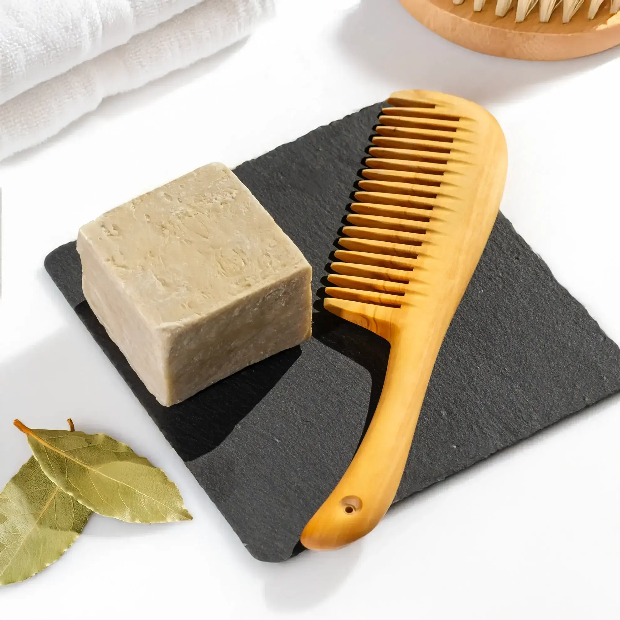 Picture of Boxwood Comb + Laurel Soap (70% Laurel Oil + 30% Olive Oil)