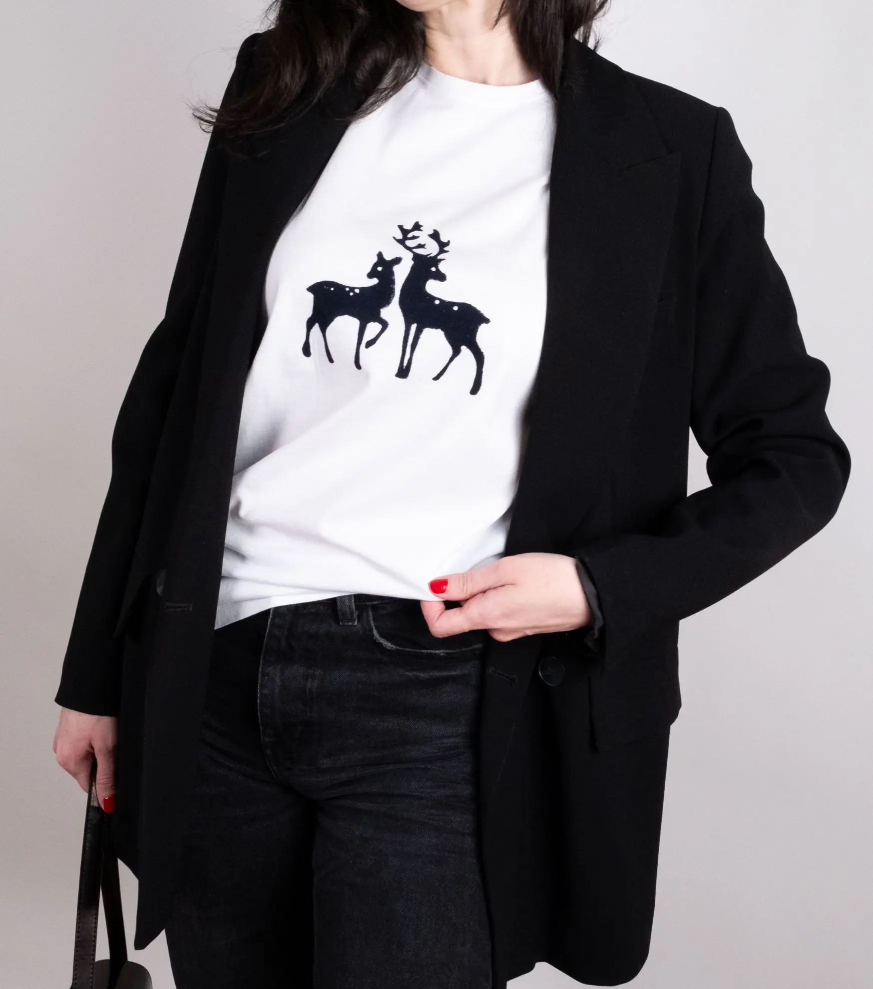 -geyik-desenli-tas-baski-tisort-–-%100-ege-pamugu-1