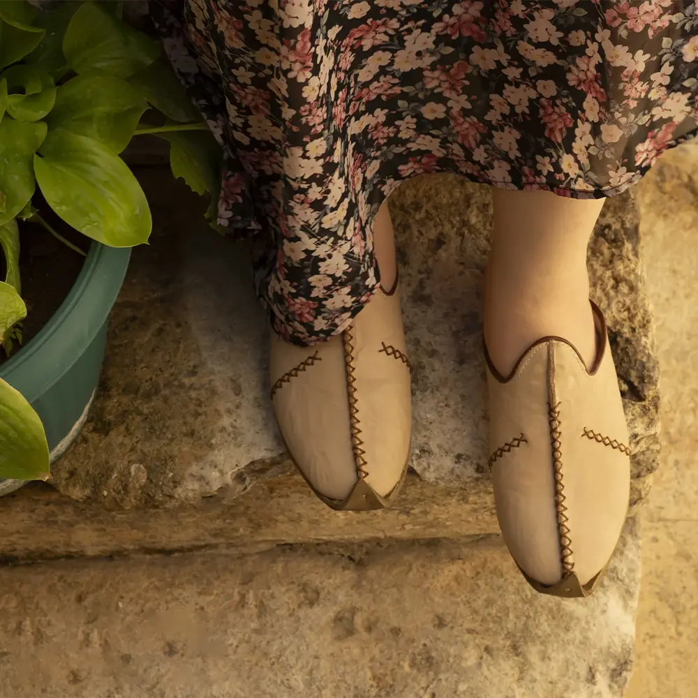 Saraçlı Burunlu Kadın Terlik Bej