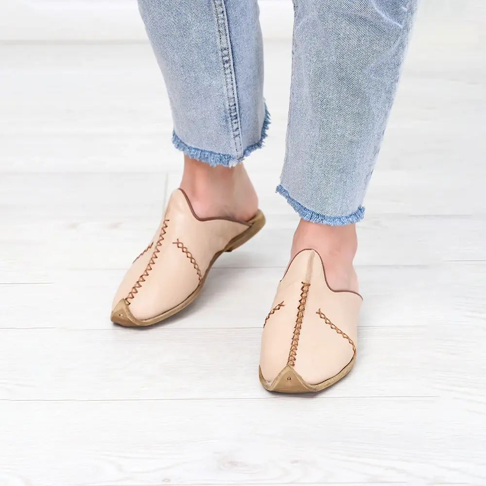 Saraçlı Burunlu Kadın Terlik Bej