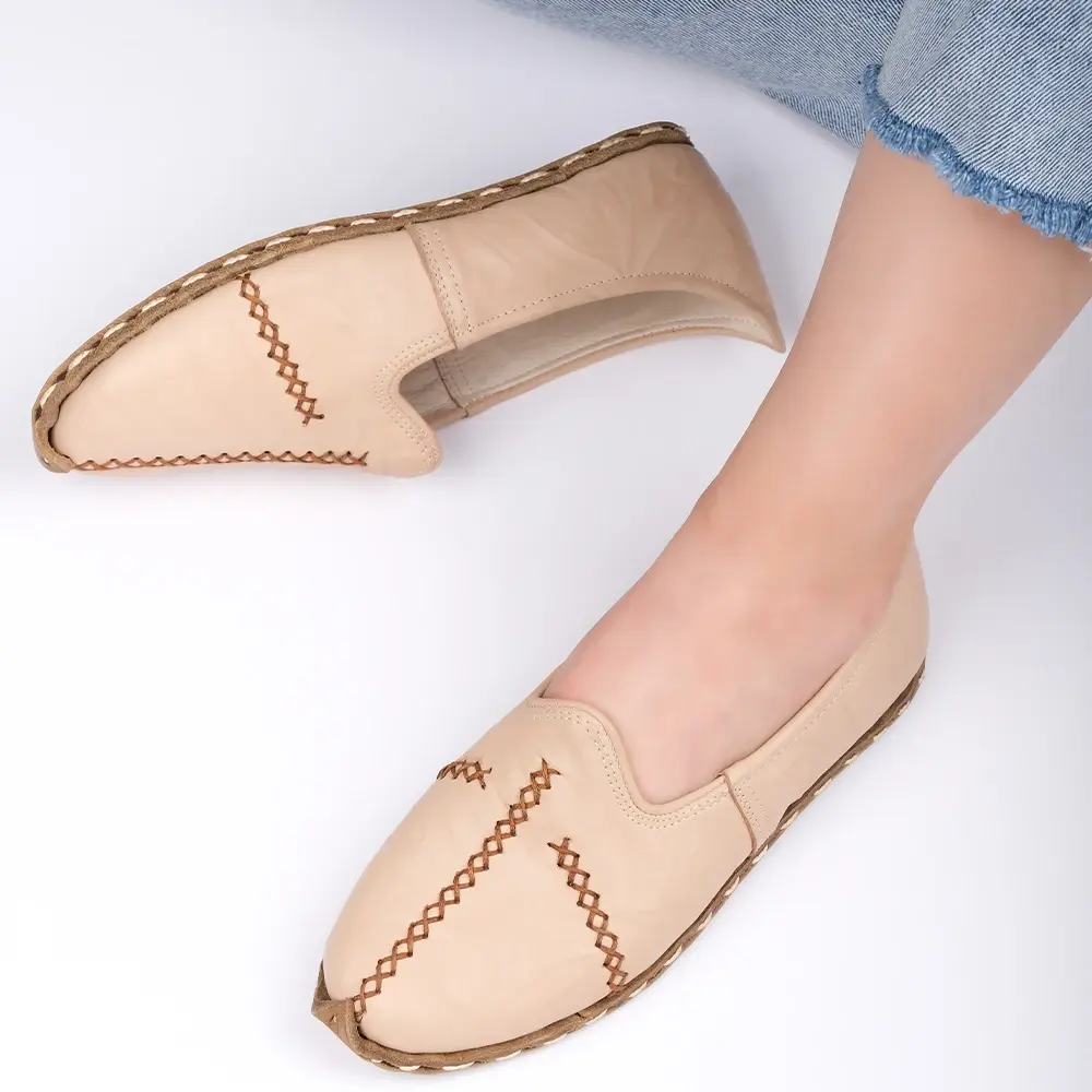 Saraçlı Burunlu Kadın Yemeni Bej