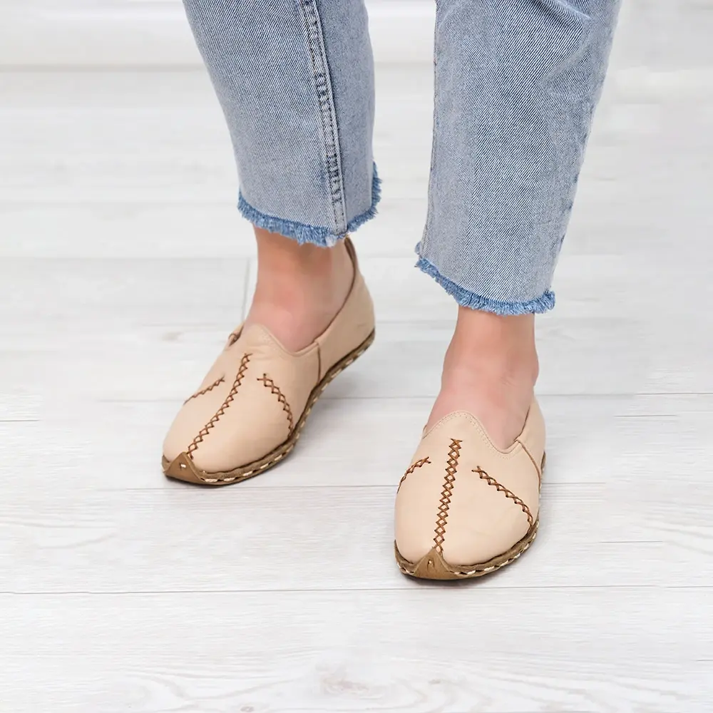 Saraçlı Burunlu Kadın Yemeni Bej