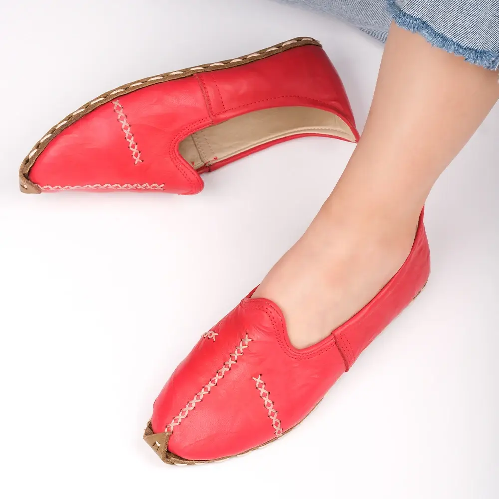 Saraçlı Burunlu Kadın Yemeni Kırmızı