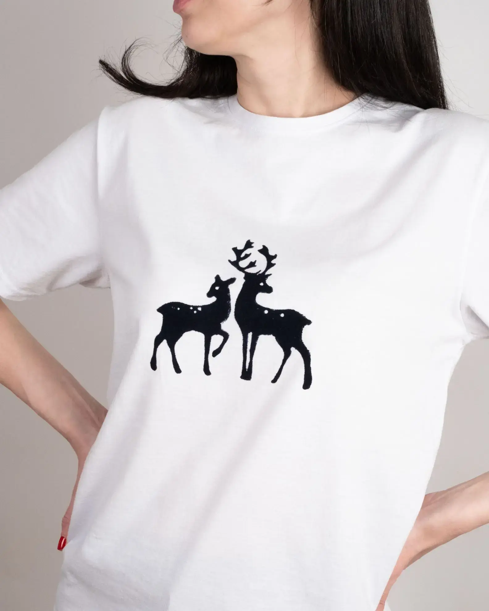 -geyik-desenli-tas-baski-tisort-–-%100-ege-pamugu-1