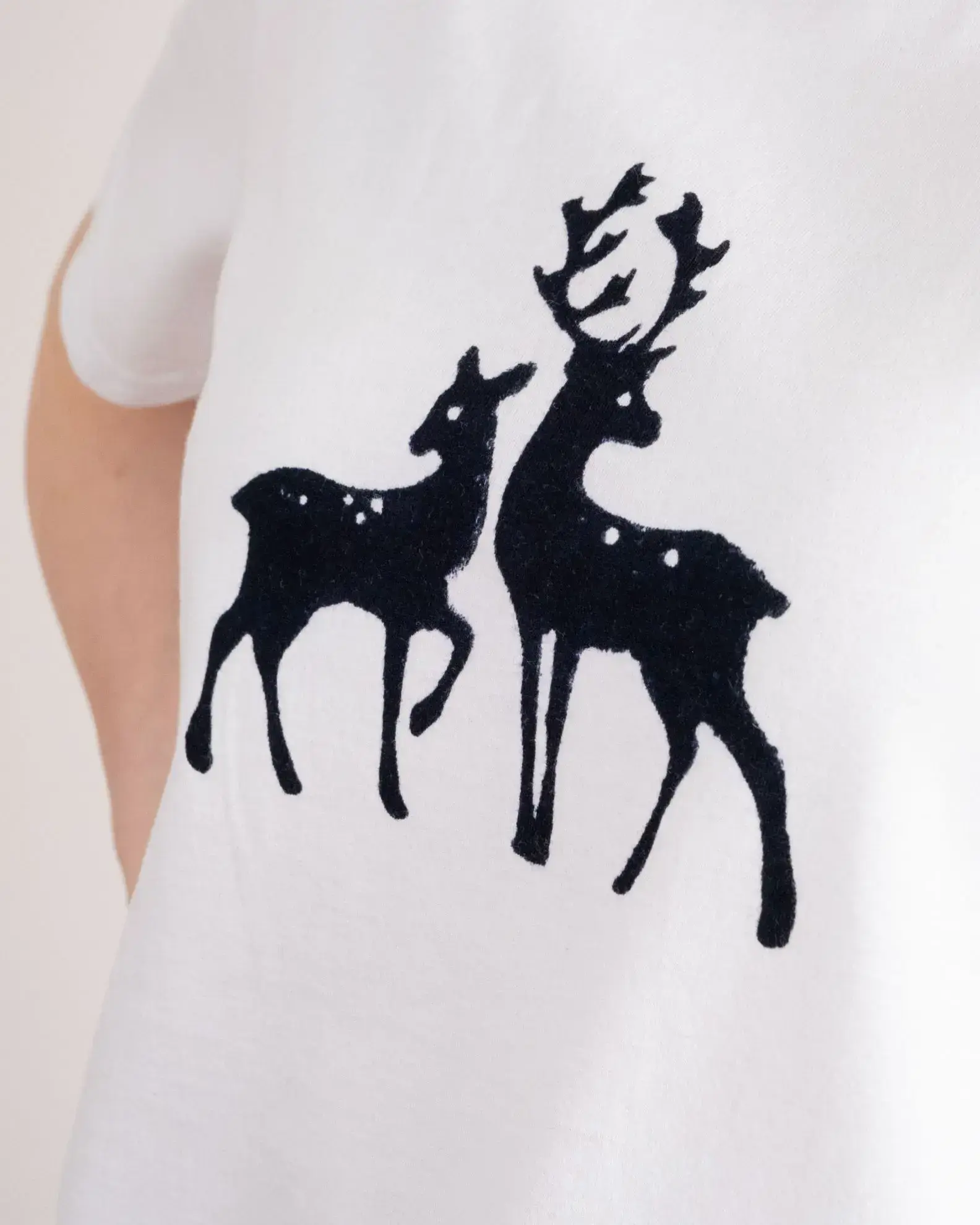 -geyik-desenli-tas-baski-tisort-–-%100-ege-pamugu-1