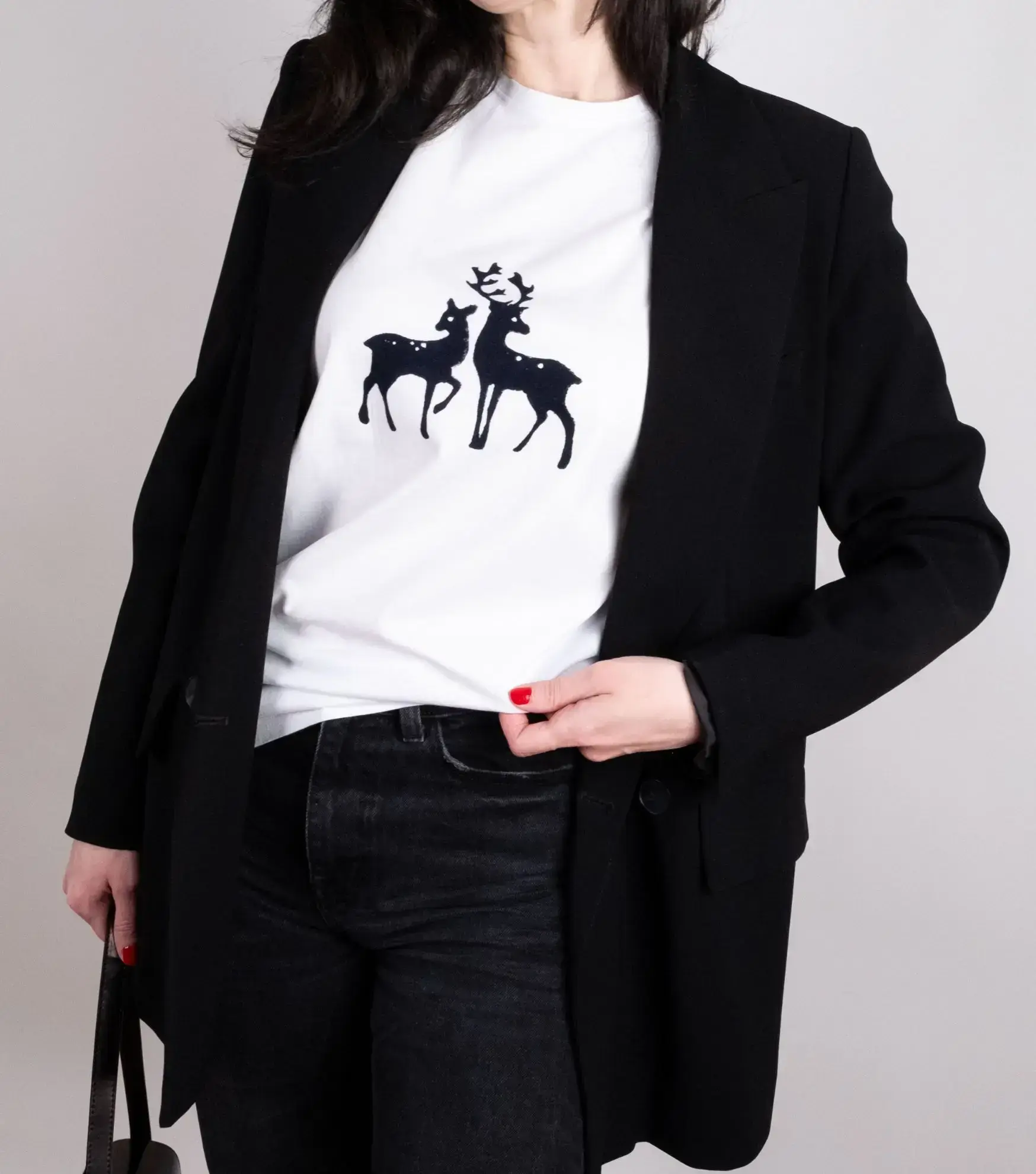 -geyik-desenli-tas-baski-tisort-–-%100-ege-pamugu-1