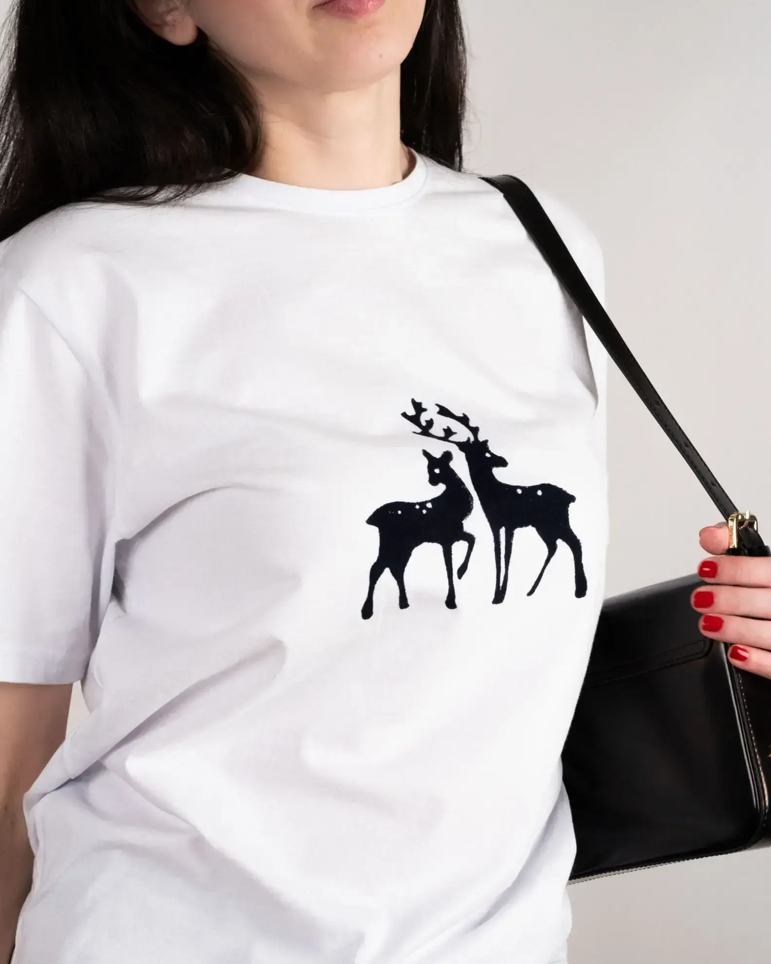 -geyik-desenli-tas-baski-tisort-–-%100-ege-pamugu-1