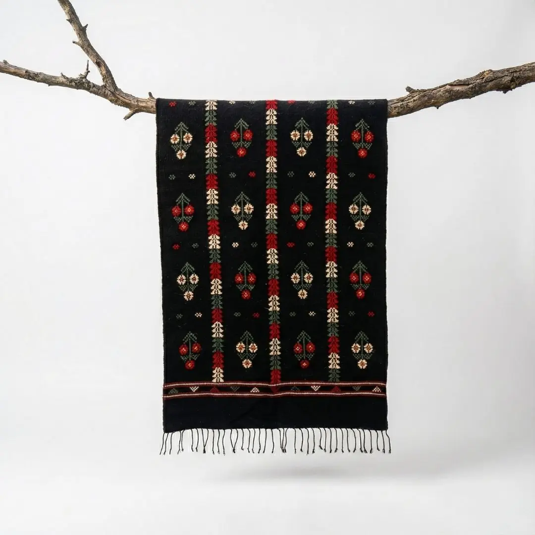 Üç Güller Motifli Siyah El Dokuması Kilim 