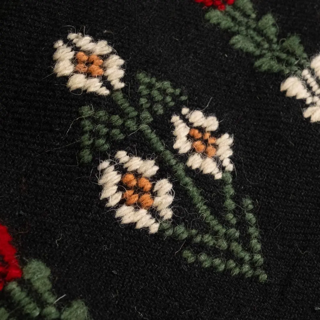 Üç Güller Motifli Siyah El Dokuması Kilim 